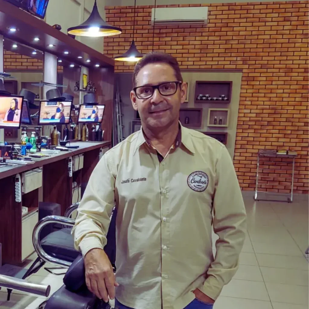 Josafá Cavalcante Proprietário da Barbearia Cavalcante, Barbeiro com 30 anos de experiência na região Centro-Oeste de Goiânia. Dentro da sua barbearia que fica no posto Sahara na Vila São Luiz